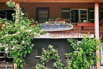 Wanderung 126 Frasdorfer Hütte: Reizvolle Fassade mit Hüttenschild