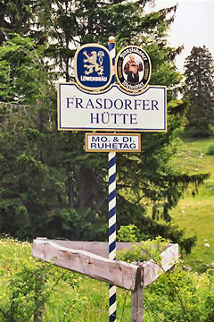 Wanderung 126 Frasdorfer Hütte: Schild vor der Frasdorfer Hütte