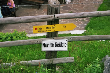 Wanderung 128 Vorderkaiserfeldenhütte: Wegweiser am Zaun vor der Ritzaualm