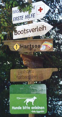 Wanderung 116 Eggstätt-Hemhof-Seenplatte: Viele Schilder am Hartseebad