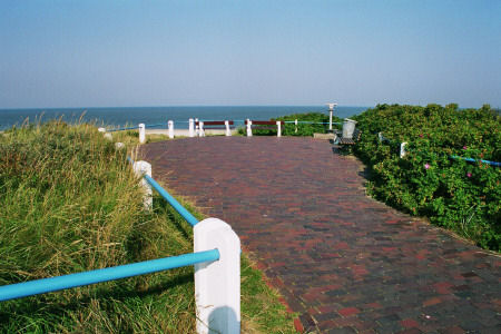 Langeoog Inselwanderung: Aussichtsplattform neben der Strandhalle