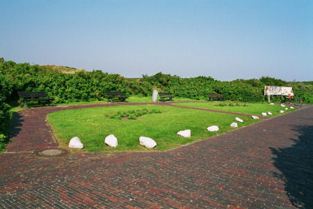Langeoog Inselwanderung: Kleine Parkanlage vor dem Friedhof