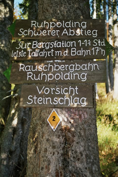 Wanderung 118 Rauschberg: Wegweiser Einmündung Schotterweg 