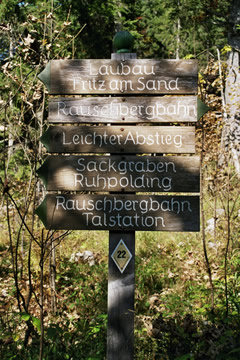 Wanderung 118 Rauschberg: Wegweiser neben Schotterweg