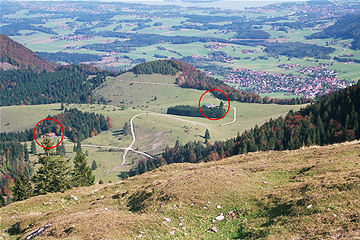 Wanderung 119 Hochries: Frasdorfer Hütte (links) und Hofalm