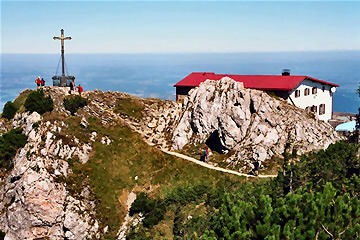 Wanderung 124 Hochfelln: Gipfelkreuz mit Hochfellnhaus