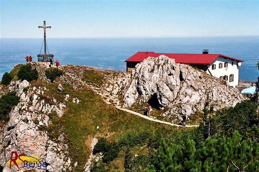 Wanderung 124 Hochfelln: Gipfelkreuz und Hochfellnhaus