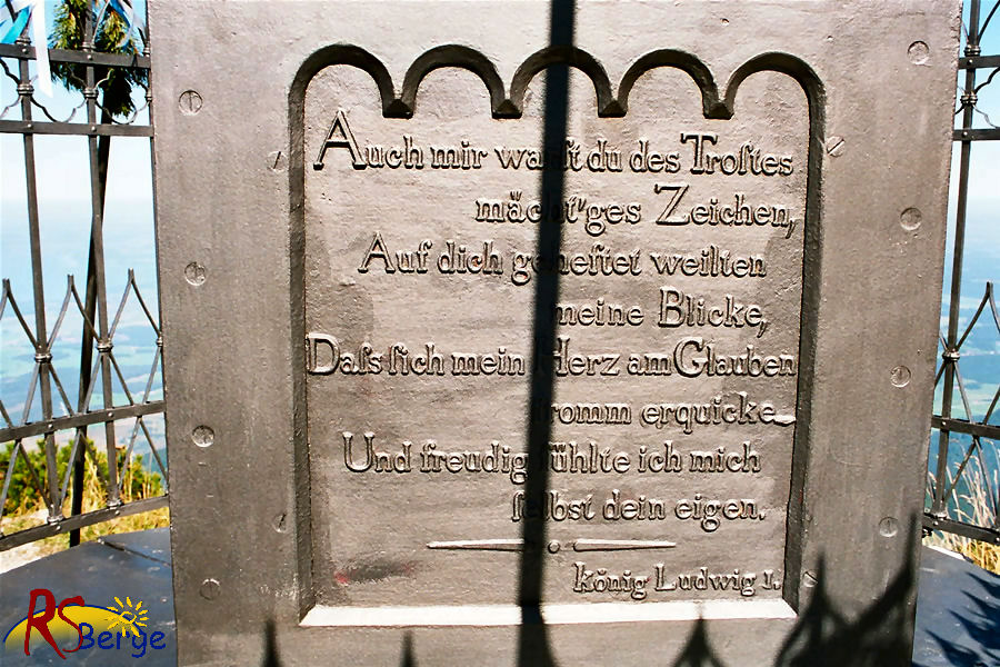 Wanderung 124 Hochfelln: Inschrift Gipfelkreuz