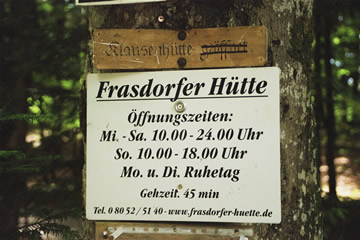 Wanderung 126 Frasdorfer Hütte: Schild am Parkplatz - Öffnungszeiten