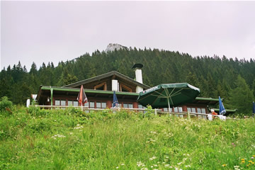 Wanderung 128 Vorderkaiserfeldenhütte: Vorderkaiserfeldenhütte mit Petersköpfl