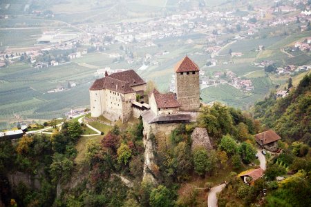 Wanderung 130 Steinegg Hochmut: Schloss Tirol von der Seilbahn aus