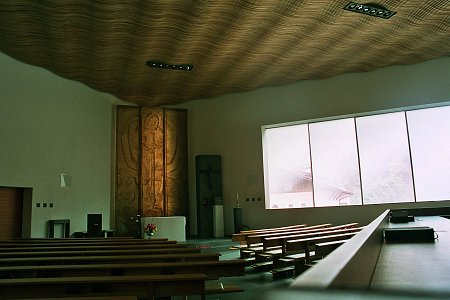 Wanderung 131 Saltaus: Moderne Kirche in Saltaus mit raffinierter Holzwellendecke