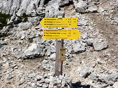 Wanderung Reiter Alpe Reiter Alm in den Berchtesgadener Alpen: Wegweiser an der Mayrbergscharte 
