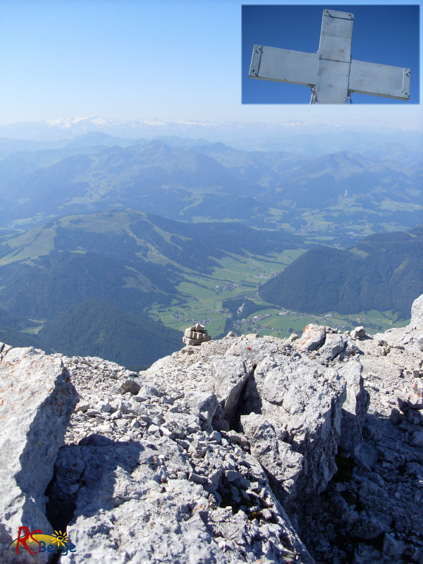 Wanderung Loferer Steinberge: Ausblick vom Mitterhorn-Gipfel und Teil des Gipfelkreuzes